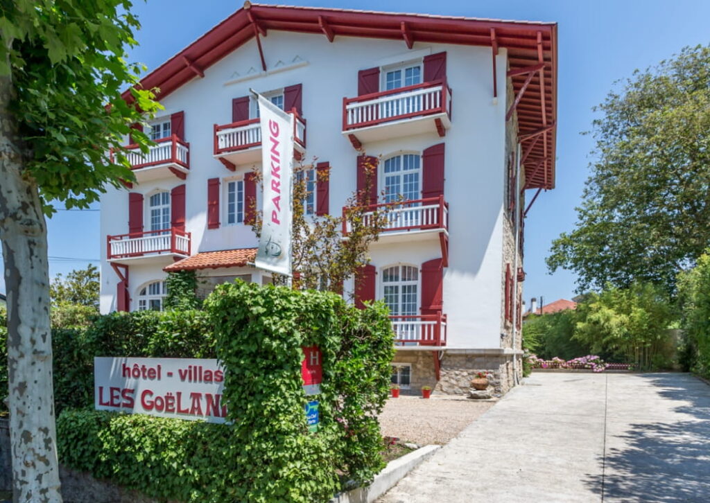 villa rouge entree hotel les goelands st jean de luz